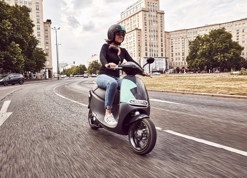 Individuelle, flexible und emissionsfreie Mobilität  Der eScooter-Sharingdienst Coup bietet in Berlin ab sofort eine neue attraktive Mobilitätsoption. Zum Start des Angebots stehen in Berlin 200 vernetzte, rein elektrisch angetriebene Roller von Gogoro, einem führenden eScooter-Hersteller, zur Verfügung. Bildquelle Coup / Bosch