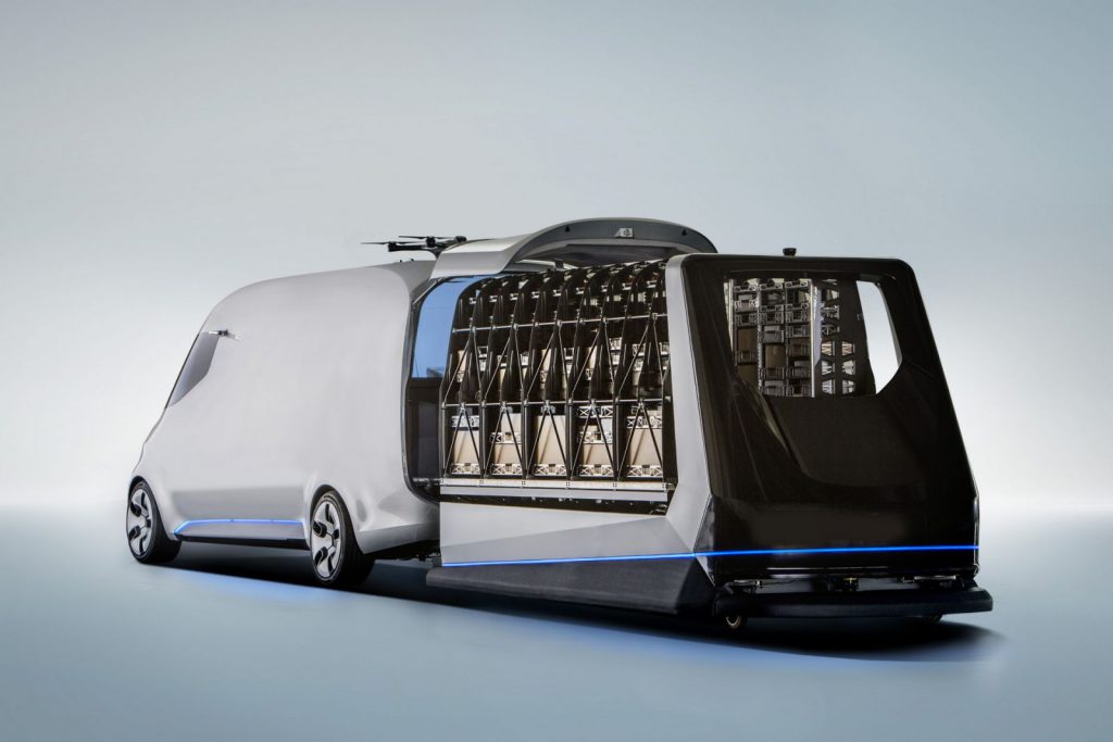 Der Laderaum des Elektroauto Mercedes-Benz Vision Van kann herausgefahren werden, so können die Lieferungen bequem und vor allem schneller bestückt werden - bzw. kann man einfach Austausch-"Magazine" verwenden, so das der Bote keine langen Wartezeiten hat. Bildquelle: Mercedes-Benz/Daimler AG