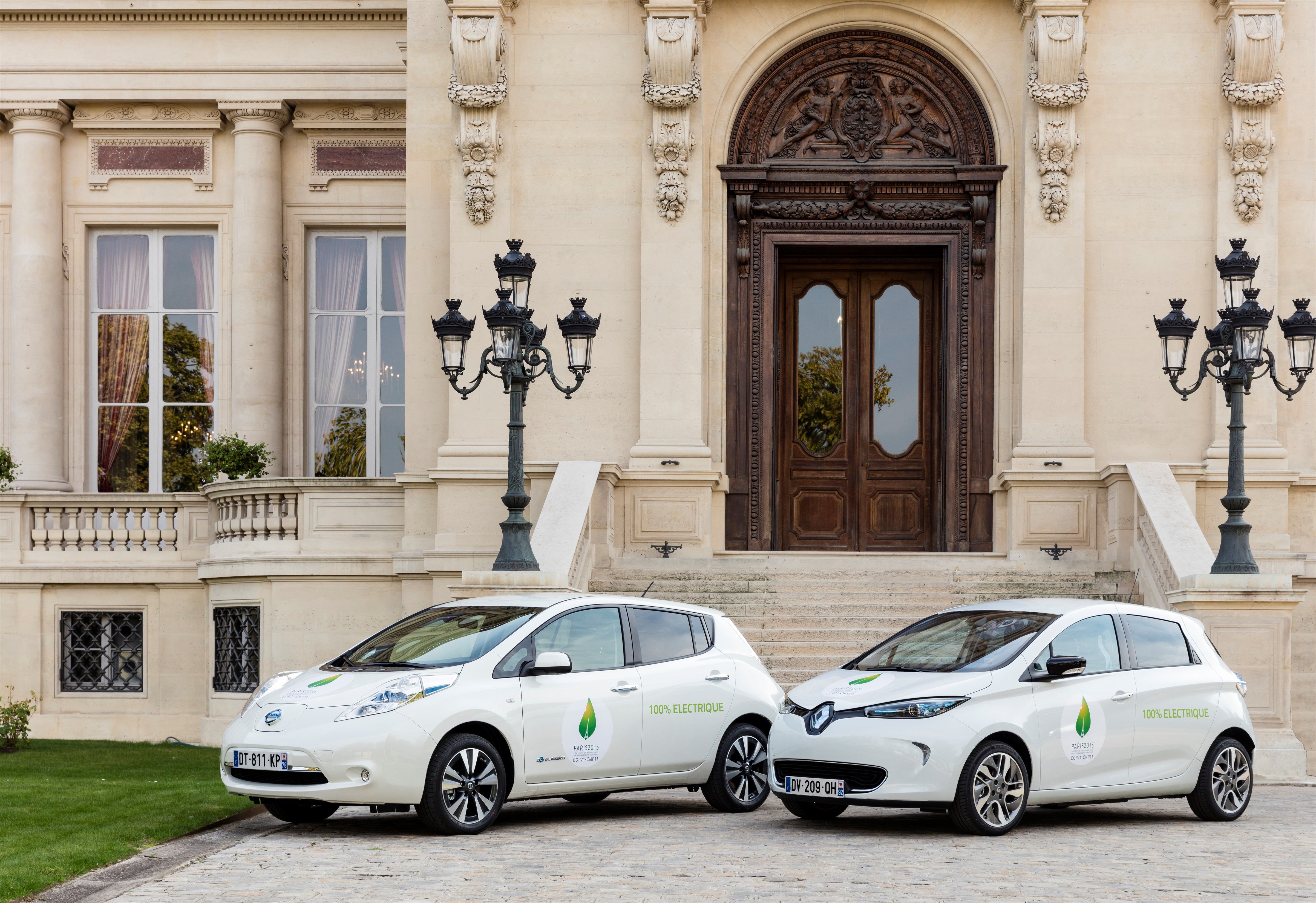 Die Elektroautos Nissan Leaf (links im Bild) und Renault Zoe gehören zu den weltweit am meisten verkauften Elektrofahrzeugen. Bildquelle: Renault-Nissan