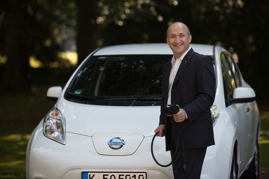 Thomas Hausch (Geschäftsführer der Nissan Center Europe GmbH) mit dem Elektroauto Nissan Leaf. Bildquelle: Nissan