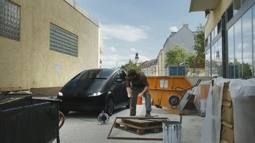 Den im Elektroauto Sono Sion gespeicherten Strom kann man auch wieder für externe Geräte nutzen, der Stromspeicher im Stromer lädt sich zum Beispiel über die Solarpanele auf dem E-Auto auf. Bildquelle: Sono Motors