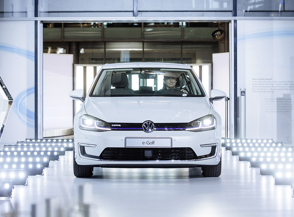 Das Elektroauto VW e-Golf 2017 wird ab den April 2017 in Dresden produziert, die Reichweite der neuen Golf-Version liegt bei 300 Kilometer. Bildquelle: VW AG
