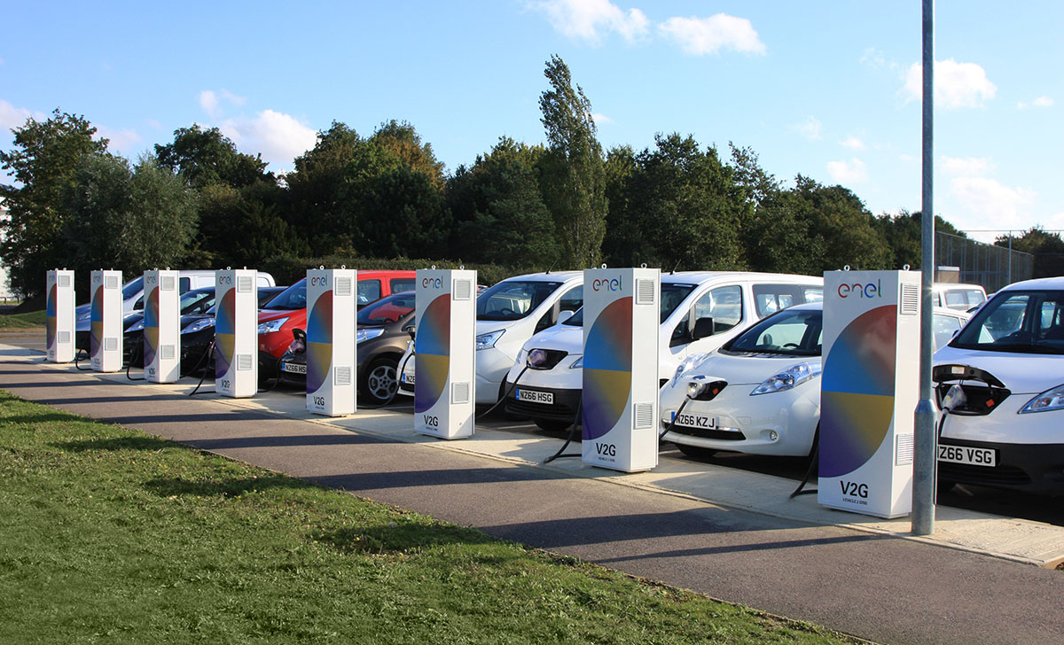 Elektroautos versorgen das Nissan Technical Centre Europe (NTCE) künftig mit Energie: Das europäische Forschungs- und Entwicklungszentrum im britischen Cranfield erhält als erste Einrichtung der Marke in Europa nun Vehicle-to-Grid (V2G) Anlagen. Insgesamt acht Ladestationen werden in Zusammenarbeit mit dem multinationalen Energieversorger Enel installiert. Bildquelle: Nissan