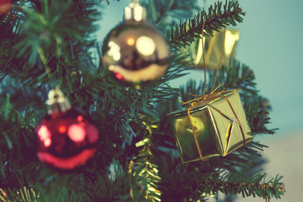 Ein Weihnachtsbaum mit Schmuck. Bildquelle: @DN6 - Fotolia.com