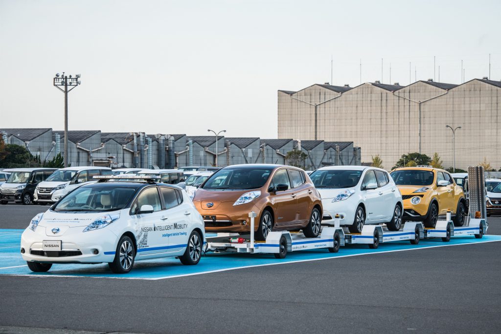 In dem Nissan Werk Oppama zieht eine autonom fahrende Version des Elektroauto Nissan Leaf einen Anhänger mit weiteren Stromern. Bildquelle: Nissan