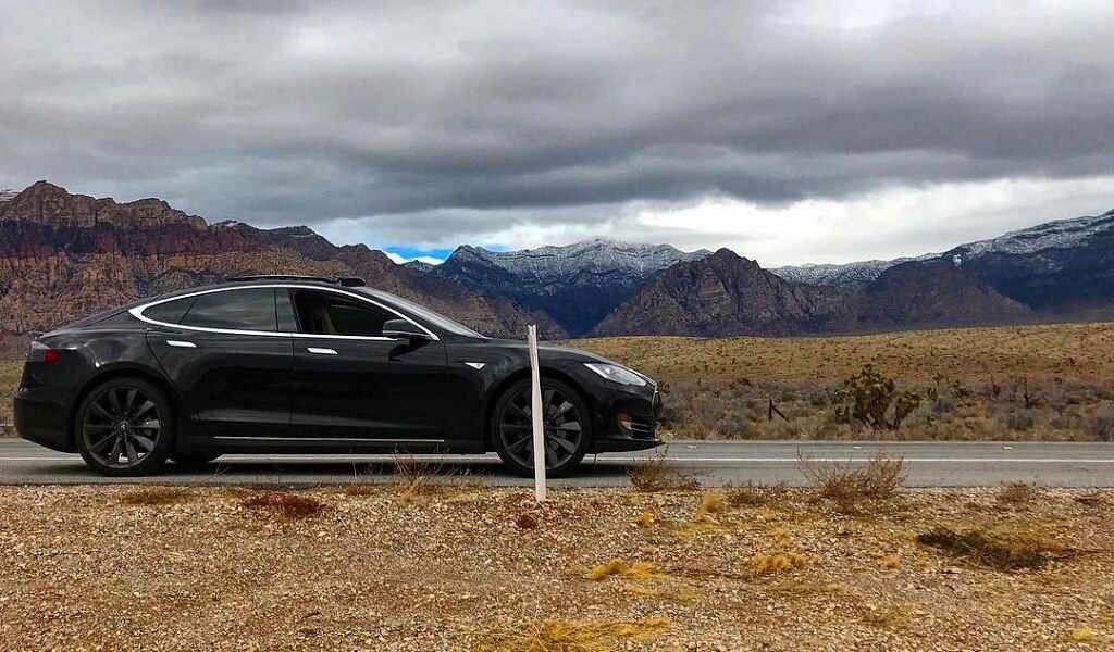 Mit seinem Elektroauto Tesla Model S ist Ryan Negri zusammen mit seiner Frau und den 2 Hunden in Nevada gestrandet, weil er den Wagen wegen eines Funklochs nicht mehr mit dem Smartphone starten konnte. Bildquelle: Ryan Negri/Instagram