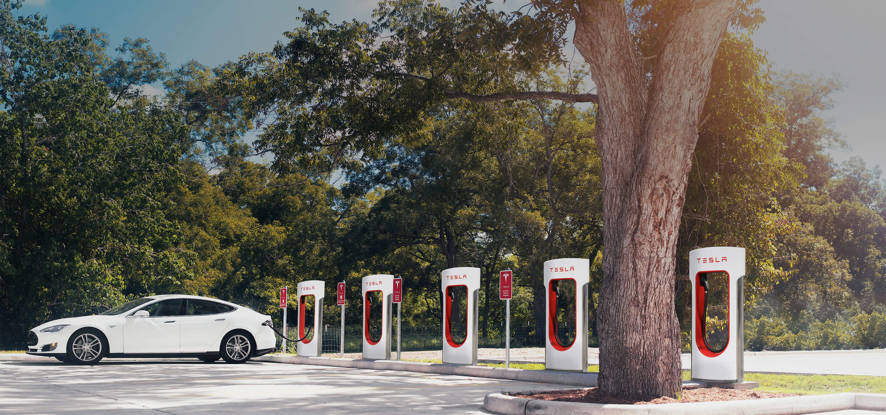 Nicht immer gibt es so viele freie Plätze an den Superchargern, wer sein Elektroauto kostenlos aufladen will, muss mitunter etwas Geduld mitbringen. Bildquelle: Tesla Motors