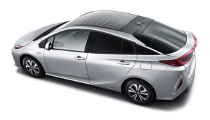 Das Plug-In Hybridauto Toyota Prius wird optional mit einem Solardach ausgeliefert, dass Dach stammt von Panasonic. Da Tesla Motors auch zu den Kunden des Batterie- und Autoteileherstellers gehört, könnte auch das Elektroauto Tesla Model 3 über ein Solardach verfügen. Bildquelle: Toyota