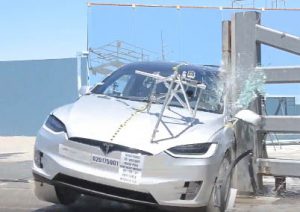 Elektroauto Tesla Model X beim Crashtest. Bildquelle: Screenshot Youtube.com/NHTSA