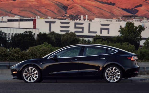Das Elektroauto Tesla Model 3 - hier sieht man das Fahrzeug mit der Seriennummer 1. Bildquelle: Tesla / Elon Musk