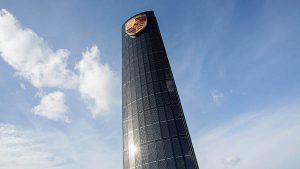 Porsche Zentrum Berlin Adlershof: Der Photovoltaik Pylon ist 25 Meter hoch und erzeugt Strom, um damit Elektroautos aufzuladen. Bildquelle: Porsche