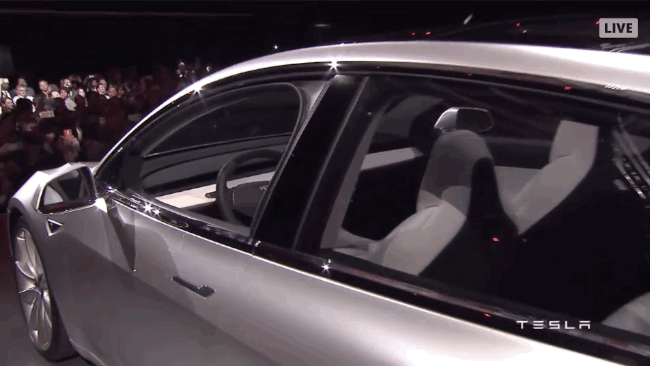 So sah das Cockpit vom Elektroauto Tesla Model 3 bei der ersten Präsentation aus, aber auch in der finalen Version soll das 15 Zoll große Touchscreendisplay das zentrale Bedienelement sein. Bildquelle: The Verge / Youtube