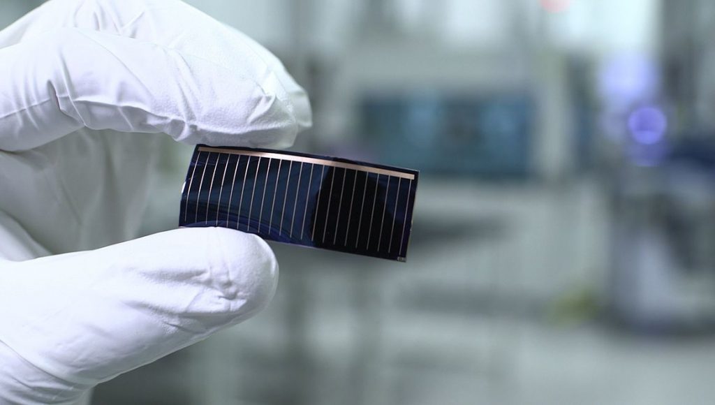  Dünnschicht-Solarzellen in Panorama-Glasdächern von Audi-Modellen: Audi und Alta Devices, eine Tochtergesellschaft des chinesischen Solarzellen-Spezialisten Hanergy, arbeiten gemeinsam an dieser Entwicklung. Damit verfolgen die Kooperationspartner das Ziel, Solarstrom zu erzeugen und so die Reichweite von Elektro-Autos zu erhöhen. Copyright: AUDI AG 