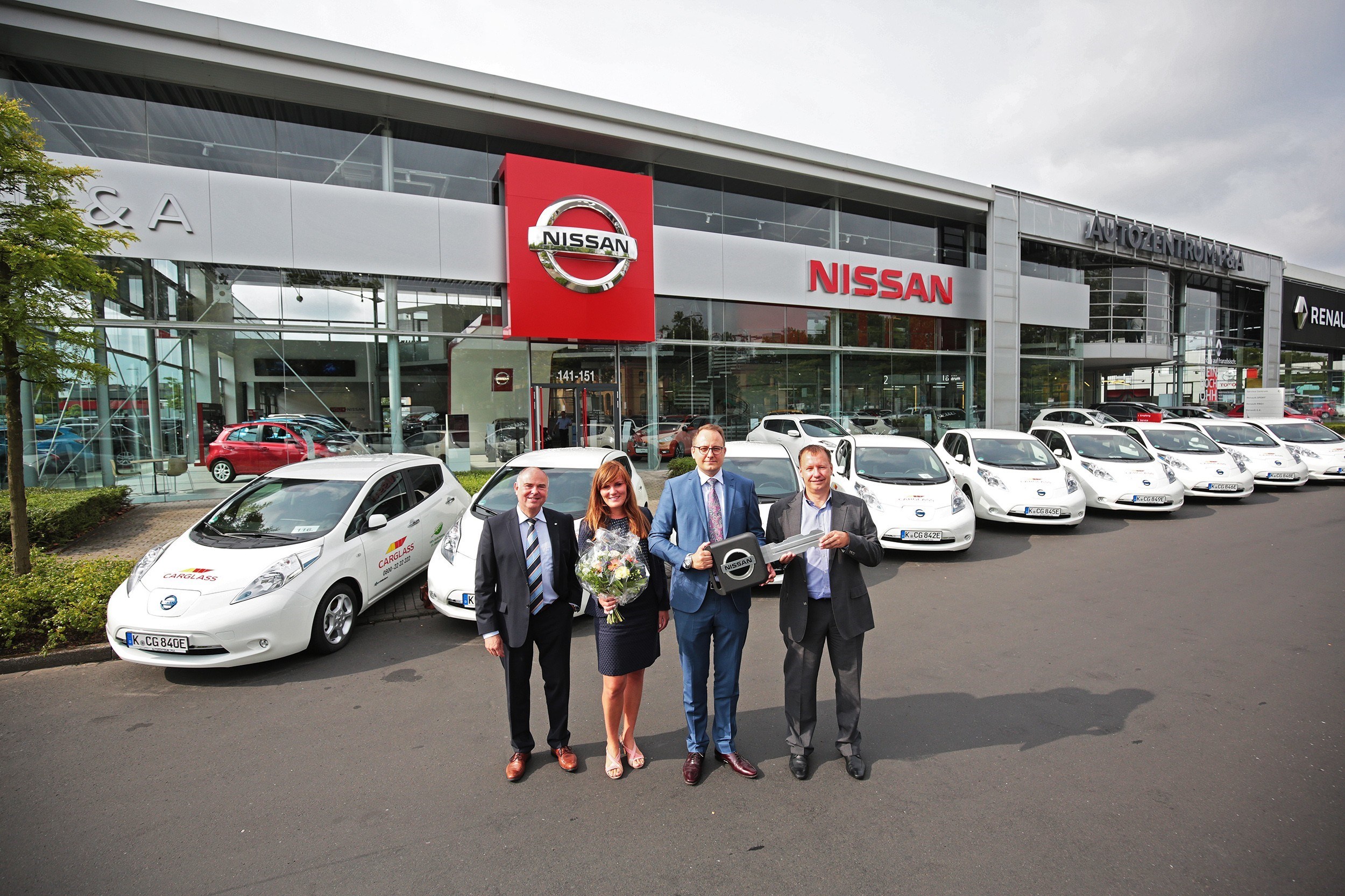 Übergabe von zehn Nissan Leaf an Carglass. Bildquelle: Nissan