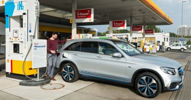 Daimler, Shell und Linde haben am 17. Oktober 2017 gemeinsam die erste Wasserstoff-Station in Bremen in Betrieb genommen. Fahrer von emissionsfreien Brennstoffzellen-Autos verfügen nun über eine Betankungsmöglichkeit auf der wichtigen Strecke zwischen Hamburg und Nordrhein-Westfalen. // Today Daimler, Shell and Linde inaugurated the city of Bremen’s first hydrogen filling station. Drivers of emission-free fuel-cell cars now have a refuelling option on the important route between Hamburg and North Rhine-Westphalia. Bildquelle: Daimler, Shell, Linde