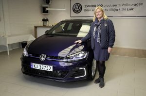 Plug-In Hybridauto VW Golf GTE mit der neuen Besitzerin Turid Sedahl Knutsen
