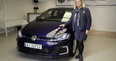 Plug-In Hybridauto VW Golf GTE mit der neuen Besitzerin Turid Sedahl Knutsen