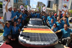 Das Team mit ihrem Solar-Elektroauto Bluecruiser der Hochschule Bochum in Australien. Bildquelle: Hochschule Bochum