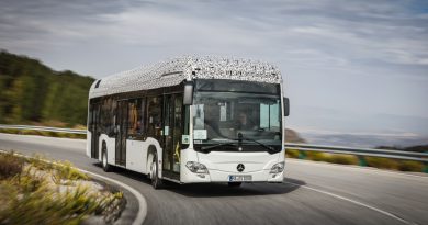 Der Citaro mit vollelektrischem Antrieb durchläuft zurzeit den gleichen umfangreichen Test- und Erprobungszyklus wie jeder andere Omnibus von Mercedes-Benz. Prototypen haben zum Beispiel erfolgreich eine erste Wintererprobung bei eisigen Temperaturen am Polarkreis und eine Sommererprobung in der Hitze der spanischen Sierra Nevada absolviert. The Citaro with all-electric drive is currently being put through the same comprehensive cycle of trials and testing to which every other bus built by Mercedes-Benz is subjected. Prototypes have, for example, already successfully undergone initial winter testing in icy temperatures at the Arctic circle as well as summer testing in the heat of Spain's Sierra Nevada. Bildquelle: Mercedes-Benz