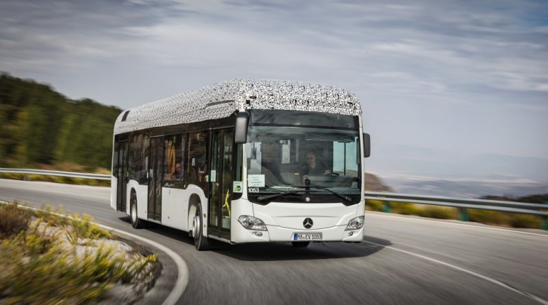 Der Citaro mit vollelektrischem Antrieb durchläuft zurzeit den gleichen umfangreichen Test- und Erprobungszyklus wie jeder andere Omnibus von Mercedes-Benz. Prototypen haben zum Beispiel erfolgreich eine erste Wintererprobung bei eisigen Temperaturen am Polarkreis und eine Sommererprobung in der Hitze der spanischen Sierra Nevada absolviert. The Citaro with all-electric drive is currently being put through the same comprehensive cycle of trials and testing to which every other bus built by Mercedes-Benz is subjected. Prototypes have, for example, already successfully undergone initial winter testing in icy temperatures at the Arctic circle as well as summer testing in the heat of Spain's Sierra Nevada. Bildquelle: Mercedes-Benz