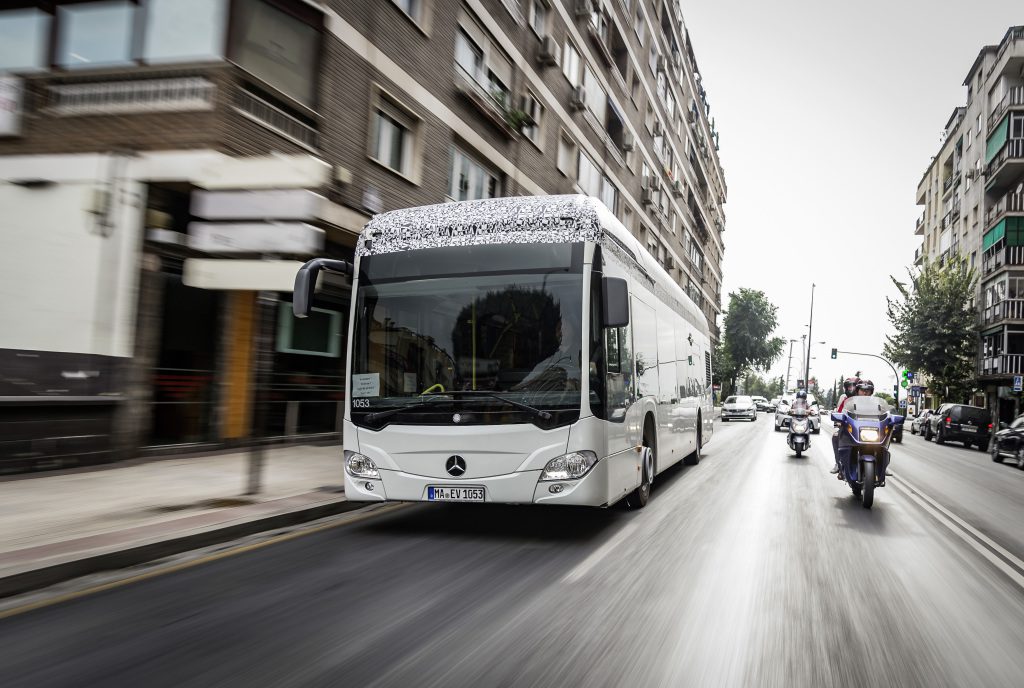 Der Citaro mit vollelektrischem Antrieb durchläuft zurzeit den gleichen umfangreichen Test- und Erprobungszyklus wie jeder andere Omnibus von Mercedes-Benz. Prototypen haben zum Beispiel erfolgreich eine erste Wintererprobung bei eisigen Temperaturen am Polarkreis und eine Sommererprobung in der Hitze der spanischen Sierra Nevada absolviert.   The Citaro with all-electric drive is currently being put through the same comprehensive cycle of trials and testing to which every other bus built by Mercedes-Benz is subjected. Prototypes have, for example, already successfully undergone initial winter testing in icy temperatures at the Arctic circle as well as summer testing in the heat of Spain's Sierra Nevada. Bildquelle: Mercedes-Benz