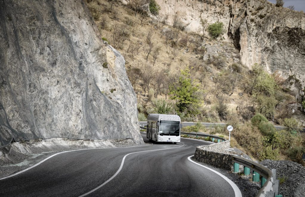 Der Citaro mit vollelektrischem Antrieb durchläuft zurzeit den gleichen umfangreichen Test- und Erprobungszyklus wie jeder andere Omnibus von Mercedes-Benz. Prototypen haben zum Beispiel erfolgreich eine erste Wintererprobung bei eisigen Temperaturen am Polarkreis und eine Sommererprobung in der Hitze der spanischen Sierra Nevada absolviert. The Citaro with all-electric drive is currently being put through the same comprehensive cycle of trials and testing to which every other bus built by Mercedes-Benz is subjected. Prototypes have, for example, already successfully undergone initial winter testing in icy temperatures at the Arctic circle as well as summer testing in the heat of Spain's Sierra Nevada. Bildquelle: Mercedes-Benz