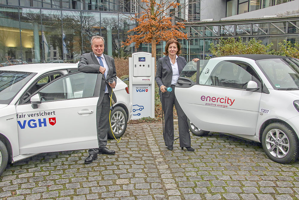 Personen (v.l.n.r.): Hermann Kasten, Vorstandsvorsitzender der VGH Versicherungen, und Dr. Susanna Zapreva, enercity-Vorstandsvorsitzende. (Foto: Frank Wilde)