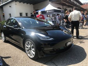 Elektroauto Tesla Model 3 - Wave Switzerland 2018. Bildquelle: www.wavetrophy.com