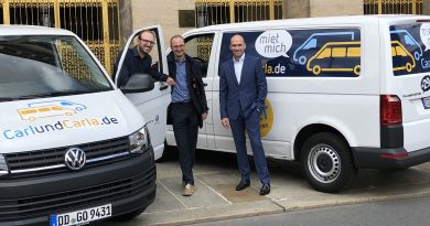 Neues Förderprogramm & Kooperation mit Volkswagen vereinbart (von links): Richard Vetter (Mitgründer CarlundCarla.de), Dr. Robert Franke (Wirtschaftsförderung der LH Dresden), Marco Weiß (Gläserne Manufaktur). Foto: VW