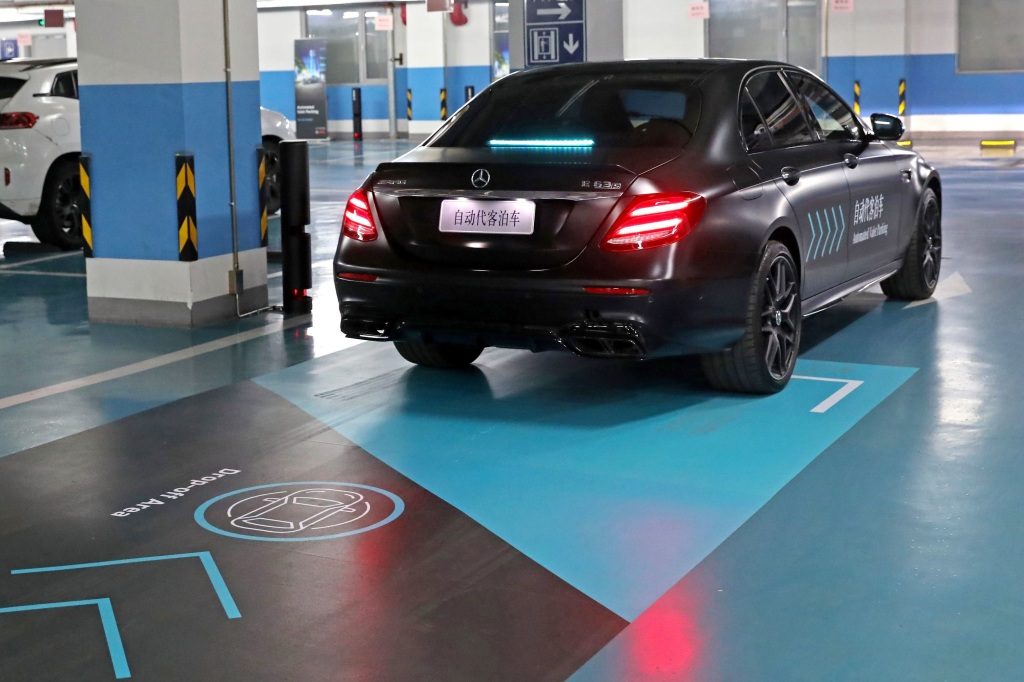 Automated Valet Parking beginnt damit, dass der Nutzer das Fahrzeug zunächst in einer entsprechend gekennzeichneten „Drop-off Area“ abstellt, bevor er es zum Einparken per Smartphone-App losschickt.   The user first parks the vehicle in a designated drop-off area before sending it to be parked using the smartphone app. Bildquelle: Daimler