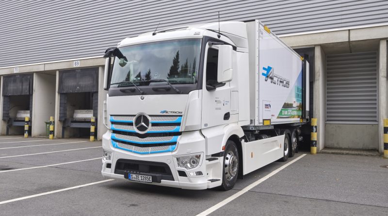 Hamburger Supermärkte werden ab jetzt elektrisch beliefert: Mercedes-Benz Trucks übergibt eActros an Meyer-Logistik Hamburg supermarkets receive deliveries electrically now: Mercedes-Benz Trucks hands over eActros to Meyer-Logistik Bildquelle: Mercedes-Benz