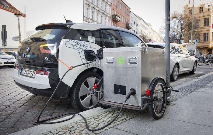 So sieht es aus, wenn das Elektroauto mit dem Anhänger von Chargery aufgeladen wird. Bildquelle: Chargery.de