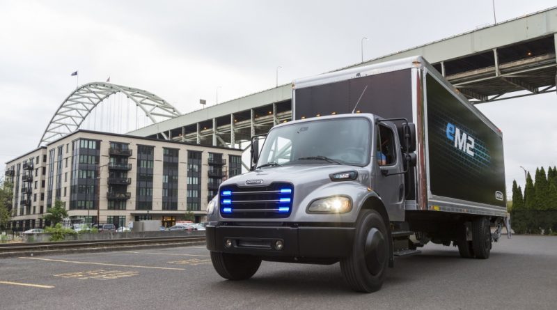 Elektrisch angetriebener mittelschwerer eM2 Lkw für den lokalen Einsatz Fully electric medium duty truck eM2 for local distribution. Bildquelle: Daimler AG