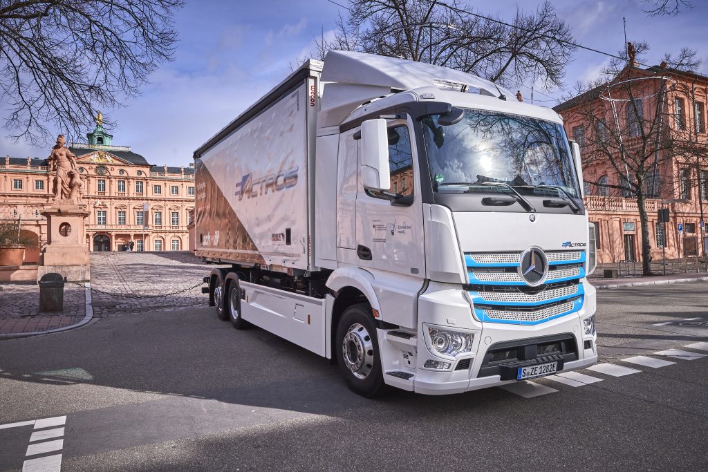 Elektro-LKW Mercedes-Benz eActros, Exterieur, 2 x elektrischer Radnabenmotor, 240 kW, 2 x 485 Nm, Radformel 6x2, M-Fahrerhaus,  bis zu 200 Kilometer Reichweite mit gewohnter Fahrleistung und Nutzlast   Mercedes-Benz eActros, Exterior, 2 x electric hub motor, 240 kW, 2x 485 Nm, wheel formula 6x2, M-cab, Range of up to 200 km with customary level of performance and payload. Bildquelle: Mercedes-Benz