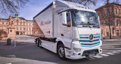 Elektro-LKW Mercedes-Benz eActros, Exterieur, 2 x elektrischer Radnabenmotor, 240 kW, 2 x 485 Nm, Radformel 6x2, M-Fahrerhaus, bis zu 200 Kilometer Reichweite mit gewohnter Fahrleistung und Nutzlast Mercedes-Benz eActros, Exterior, 2 x electric hub motor, 240 kW, 2x 485 Nm, wheel formula 6x2, M-cab, Range of up to 200 km with customary level of performance and payload. Bildquelle: Mercedes-Benz