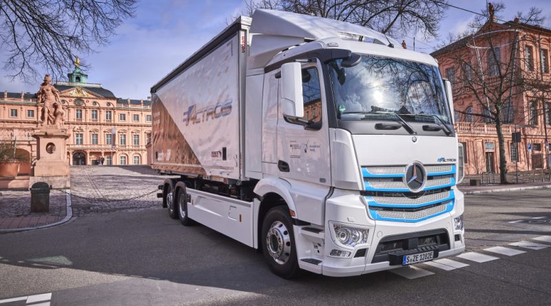 Elektro-LKW Mercedes-Benz eActros, Exterieur, 2 x elektrischer Radnabenmotor, 240 kW, 2 x 485 Nm, Radformel 6x2, M-Fahrerhaus, bis zu 200 Kilometer Reichweite mit gewohnter Fahrleistung und Nutzlast Mercedes-Benz eActros, Exterior, 2 x electric hub motor, 240 kW, 2x 485 Nm, wheel formula 6x2, M-cab, Range of up to 200 km with customary level of performance and payload. Bildquelle: Mercedes-Benz