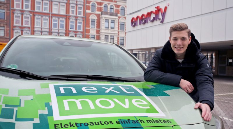 Im Test: Das Elektroauto Nissan Leaf. Enercity Mitarbeiter Maurice Flatt (Team E-mobilitaet, Mechatroniker im Bereich Technik) testet Mietfahrzeuge von nextmove. Er ist einer der Hauptverantwortlichen für nextmove am Standort Glocksee. Bildquelle: enercity / nextmove