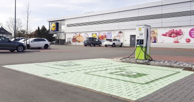 Lidl investiert in den flächendeckenden Ausbau von Elektromobilität und plant, innerhalb eines Jahres rund 400 Lidl-Filialen mit Ladesäulen für Elektrofahrzeuge auszustatten. Einfach überall elektrisierend. Weiterer Text über ots und www.presseportal.de/nr/58227 / Die Verwendung dieses Bildes ist für redaktionelle Zwecke honorarfrei. Veröffentlichung bitte unter Quellenangabe: "obs/LIDL"