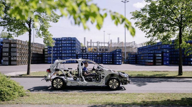 Das Schnittmodell eGon zeigt, wie das Elektroauto VW e-Golf weitgehend ohne Hüller aussieht. Gon: the e-Golf unveiled. Driver Justin Pausch. Bildquelle: Volkswagen AG