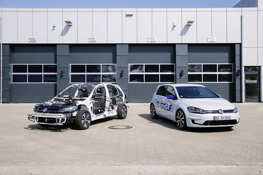 Schnittmodell für die Ideen Expo 2019. Der eGon (links) ist das Schnittmodell des Elektroauto VW e-Golf. Bildquelle: Volkswagen AG