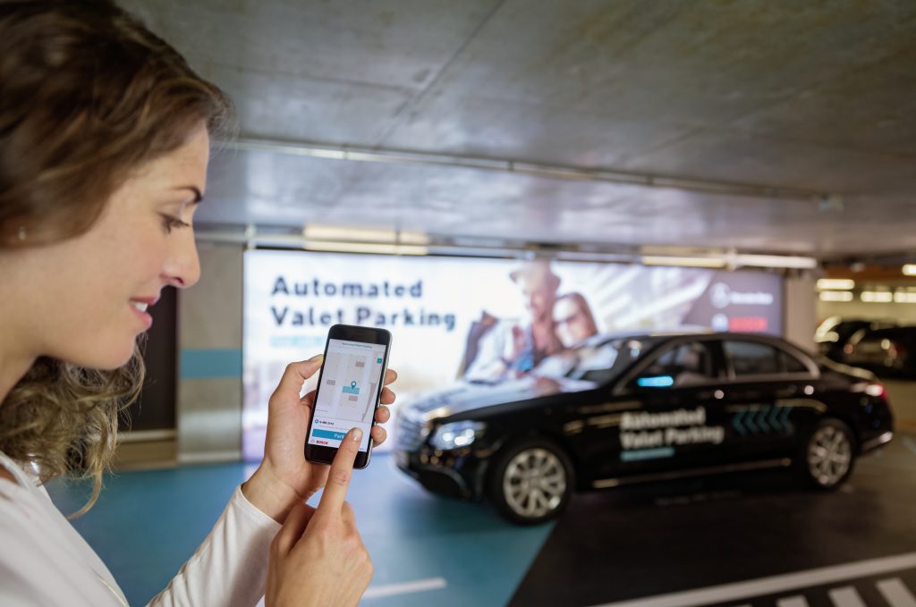 Fahrerloses Parken im realen Verkehr: Weltpremiere im Parkhaus des Mercedes-Benz Museums. Per Smartphone-Befehl fahren Autos fahrerlos in einen zugewiesenen Stellplatz, ohne dass der Fahrer das Manöver noch überwachen muss. Möglich wird das fahrerlose Parken mithilfe einer intelligenten Parkhaus-Infrastruktur von Bosch im Zusammenspiel mit der Fahrzeugtechnik von Mercedes-Benz.   Driverless parking in real-life traffic: World premiere in the multi-storey car park of the Mercedes-Benz Museum. Cars proceed without a driver to an assigned parking space in response to a command issued by smartphone, without any need for the driver to supervise the manoeuvre. Driverless parking is made possible by an intelligent multi-storey car park infrastructure from Bosch in conjunction with the vehicle technology from Mercedes-Benz. Bildquelle: Daimler AG / Bosch