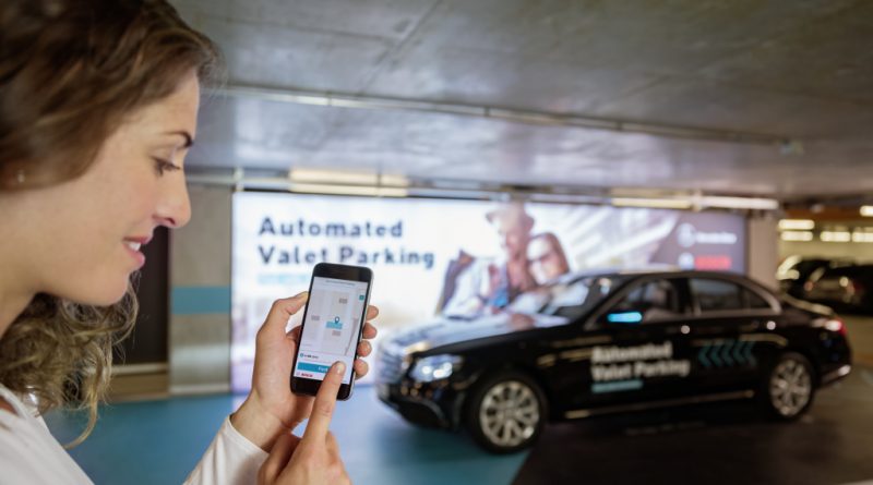 Fahrerloses Parken im realen Verkehr: Weltpremiere im Parkhaus des Mercedes-Benz Museums. Per Smartphone-Befehl fahren Autos fahrerlos in einen zugewiesenen Stellplatz, ohne dass der Fahrer das Manöver noch überwachen muss. Möglich wird das fahrerlose Parken mithilfe einer intelligenten Parkhaus-Infrastruktur von Bosch im Zusammenspiel mit der Fahrzeugtechnik von Mercedes-Benz. Driverless parking in real-life traffic: World premiere in the multi-storey car park of the Mercedes-Benz Museum. Cars proceed without a driver to an assigned parking space in response to a command issued by smartphone, without any need for the driver to supervise the manoeuvre. Driverless parking is made possible by an intelligent multi-storey car park infrastructure from Bosch in conjunction with the vehicle technology from Mercedes-Benz. Bildquelle: Daimler AG / Bosch