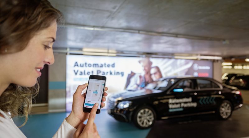 Fahrerloses Parken im realen Verkehr: Weltpremiere im Parkhaus des Mercedes-Benz Museums. Per Smartphone-Befehl fahren Autos fahrerlos in einen zugewiesenen Stellplatz, ohne dass der Fahrer das Manöver noch überwachen muss. Möglich wird das fahrerlose Parken mithilfe einer intelligenten Parkhaus-Infrastruktur von Bosch im Zusammenspiel mit der Fahrzeugtechnik von Mercedes-Benz. Driverless parking in real-life traffic: World premiere in the multi-storey car park of the Mercedes-Benz Museum. Cars proceed without a driver to an assigned parking space in response to a command issued by smartphone, without any need for the driver to supervise the manoeuvre. Driverless parking is made possible by an intelligent multi-storey car park infrastructure from Bosch in conjunction with the vehicle technology from Mercedes-Benz. Bildquelle: Daimler AG / Bosch