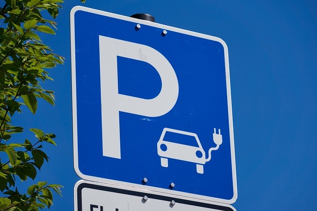 Abbildung 2 : Einige Städte wollen die E-Parkplätze deutlich ausbauen. Bildquelle: @ distel2610 (CC0-Lizenz) / pixabay.com