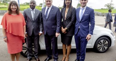 Volkswagen startet Elektromobilitäts-Projekt in Afrika V.l.n.r. Sabine Dall’Omo, CEO von Siemens Südafrika, Edouard Ngirente, Premierminister von Ruanda, Dr. Bernd Althusmann, Niedersächsischer Minister für Wirtschaft, Arbeit, Verkehr und Digitalisierung, Michaella Rugwizangoga, CEO von Volkswagen Mobility Solutions Ruanda und Thomas Schaefer, CEO von Volkswagen Group South Africa und verantwortlich für die Region Sub-Sahara. Bild-Nr: DB2019AL02395 Copyright: Volkswagen AG