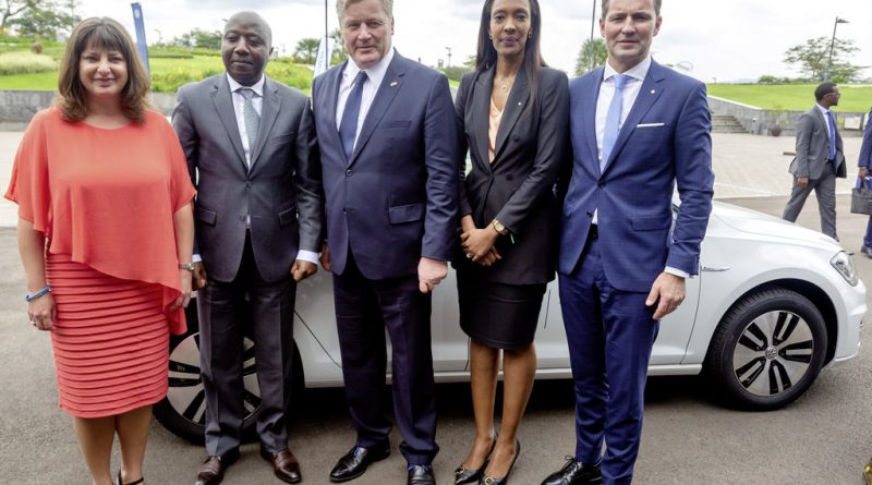 Volkswagen startet Elektromobilitäts-Projekt in Afrika V.l.n.r. Sabine Dall’Omo, CEO von Siemens Südafrika, Edouard Ngirente, Premierminister von Ruanda, Dr. Bernd Althusmann, Niedersächsischer Minister für Wirtschaft, Arbeit, Verkehr und Digitalisierung, Michaella Rugwizangoga, CEO von Volkswagen Mobility Solutions Ruanda und Thomas Schaefer, CEO von Volkswagen Group South Africa und verantwortlich für die Region Sub-Sahara. Bild-Nr: DB2019AL02395 Copyright: Volkswagen AG