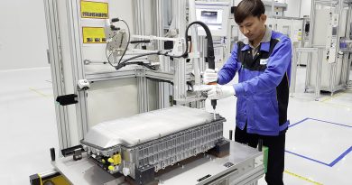 Der globale Batterie-Produktionsverbund innerhalb des Produktionsnetzwerks von Mercedes-Benz Cars hat die dritte Fertigungsstätte in Betrieb genommen: In der Region Bangkok wurde eine Fabrik für Plug-In-Hybrid-Batterien eröffnet. Die Mercedes-Benz AG hat gemeinsam mit den lokalen Partnern Thonburi Automotive Assembly Plant (TAAP) und Thonburi Energy Storage Systems (TESM) insgesamt mehr als 100 Millionen Euro in die Batterieproduktion und eine Werkserweiterung des bestehenden Fahrzeugwerks investiert. // The global battery production network within the Mercedes-Benz Cars production network has put another production facility into operation: A factory for plug-in hybrid batteries has been opened in the Bangkok region in Thailand. Together with the local partners Thonburi Automotive Assembly Plant (TAAP) and Thonburi Energy Storage Systems (TESM), Mercedes-Benz AG has invested a total of more than 100 million euros in the battery production and a plant expansion of the existing factory. Bildquelle: Mercedes-Benz