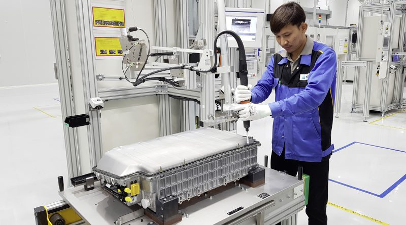 Der globale Batterie-Produktionsverbund innerhalb des Produktionsnetzwerks von Mercedes-Benz Cars hat die dritte Fertigungsstätte in Betrieb genommen: In der Region Bangkok wurde eine Fabrik für Plug-In-Hybrid-Batterien eröffnet. Die Mercedes-Benz AG hat gemeinsam mit den lokalen Partnern Thonburi Automotive Assembly Plant (TAAP) und Thonburi Energy Storage Systems (TESM) insgesamt mehr als 100 Millionen Euro in die Batterieproduktion und eine Werkserweiterung des bestehenden Fahrzeugwerks investiert. // The global battery production network within the Mercedes-Benz Cars production network has put another production facility into operation: A factory for plug-in hybrid batteries has been opened in the Bangkok region in Thailand. Together with the local partners Thonburi Automotive Assembly Plant (TAAP) and Thonburi Energy Storage Systems (TESM), Mercedes-Benz AG has invested a total of more than 100 million euros in the battery production and a plant expansion of the existing factory. Bildquelle: Mercedes-Benz