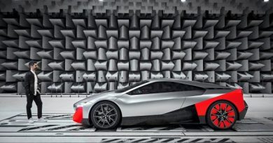 BMW Sound Designer Renzo Vitale und das Elektroauto BMW Vision M NEXT im Freifeldraum. (11/2019). Bildquelle: BMW