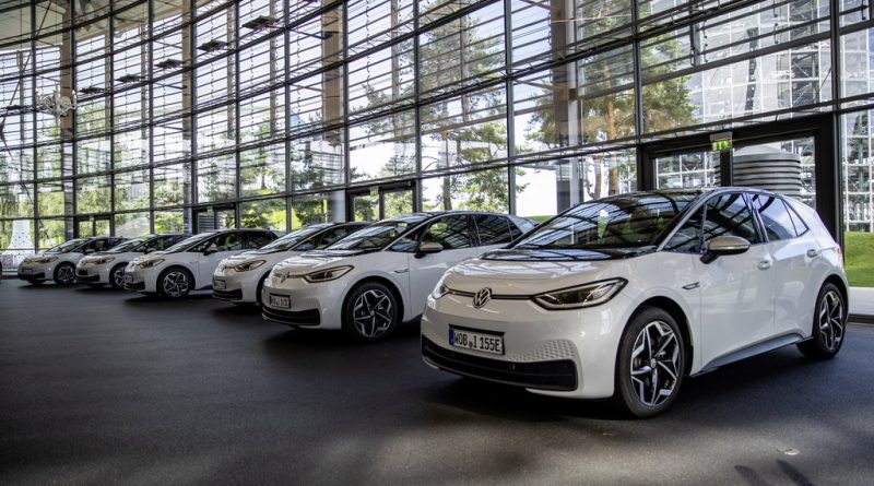 100 ID.3 Fahrzeuge machen sich auf den Weg zu den deutschen Autohändlern. Bildquelle: Volkswagen AG